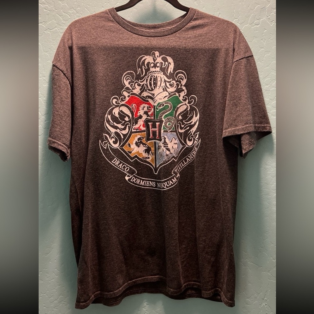 Wizarding World Harry Potter Hogwarts Crest Graphic Tee Shirt Large